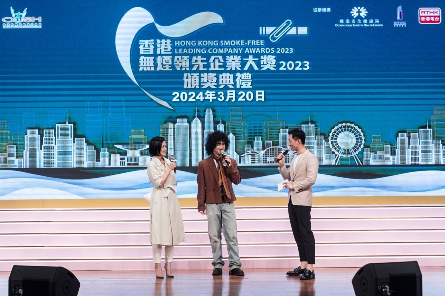 Artist Mike Tsang shared the benefits of smoking cessation and the harm of smoking. Artist Mike Tsang shared the benefits of smoking cessation and the harm of smoking.